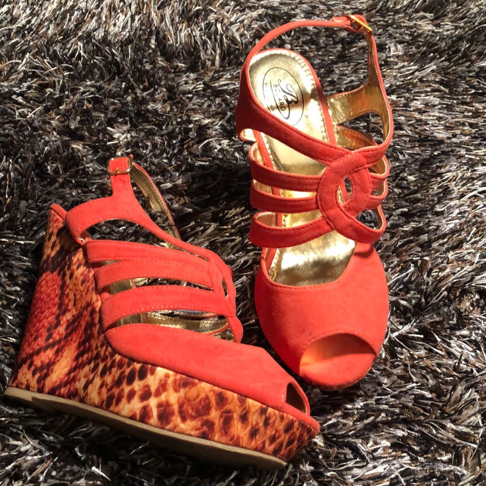 Coral peep  👀 toe wedges😍